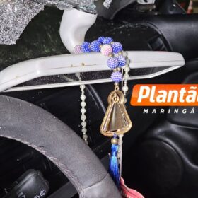 Dois jovens ficam feridos após capotamento impressionante no Contorno Norte, em Maringá Foto 7 Fotos de Dois jovens ficam feridos após capotamento impressionante no Contorno Norte, em Maringá
