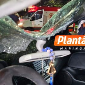 Dois jovens ficam feridos após capotamento impressionante no Contorno Norte, em Maringá Foto 9 Fotos de Dois jovens ficam feridos após capotamento impressionante no Contorno Norte, em Maringá