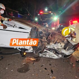 Dois jovens ficam feridos após capotamento na Avenida Laguna, em Maringá Foto 1 Fotos de Dois jovens ficam feridos após capotamento na Avenida Laguna, em Maringá