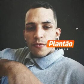 Fotos de Motoboy é executado com nove tiros em frente a hamburgueria; o corpo foi encaminhado ao IML de Maringá