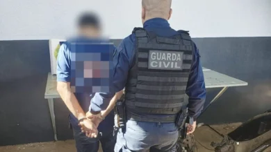 Fotos de Motociclista esconde latas de cerveja na calça, pilota em zigue-zague e é detido por embriaguez em Maringá