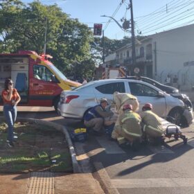 Mulher fica ferida em colisão entre dois carros na Avenida Tuiuti, em Maringá Foto 2 Fotos de Mulher fica ferida em colisão entre dois carros na Avenida Tuiuti, em Maringá