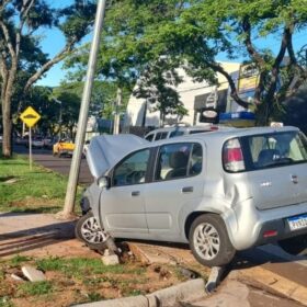 Mulher fica ferida em colisão entre dois carros na Avenida Tuiuti, em Maringá Foto 3 Fotos de Mulher fica ferida em colisão entre dois carros na Avenida Tuiuti, em Maringá