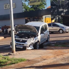 Mulher fica ferida em colisão entre dois carros na Avenida Tuiuti, em Maringá Foto 1 Fotos de Mulher fica ferida em colisão entre dois carros na Avenida Tuiuti, em Maringá