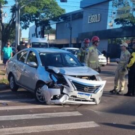 Mulher fica ferida em colisão entre dois carros na Avenida Tuiuti, em Maringá Foto 4 Fotos de Mulher fica ferida em colisão entre dois carros na Avenida Tuiuti, em Maringá