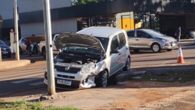 Fotos de Mulher fica ferida em colisão entre dois carros na Avenida Tuiuti, em Maringá