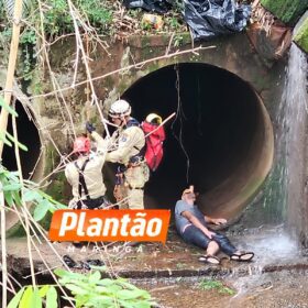 Homem cai em ribanceira ao tentar urinar e é resgatado pelos bombeiros em Maringá Foto 4 Fotos de Homem cai em ribanceira ao tentar urinar e é resgatado pelos bombeiros em Maringá