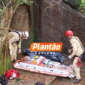 Homem cai em ribanceira ao tentar urinar e é resgatado pelos bombeiros em Maringá Foto 3 Fotos de Homem cai em ribanceira ao tentar urinar e é resgatado pelos bombeiros em Maringá