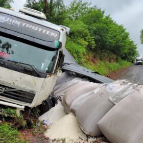 Fotos de Acidente entre carro e carreta é registrado em contorno na região de Maringá; carreta cai em ribanceira