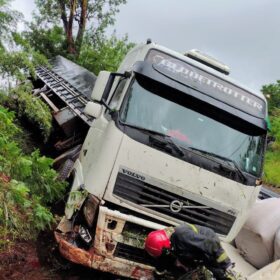 Fotos de Acidente entre carro e carreta é registrado em contorno na região de Maringá; carreta cai em ribanceira