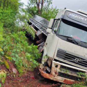 Fotos de Acidente entre carro e carreta é registrado em contorno na região de Maringá; carreta cai em ribanceira