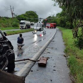 Fotos de Acidente entre carro e carreta é registrado em contorno na região de Maringá; carreta cai em ribanceira