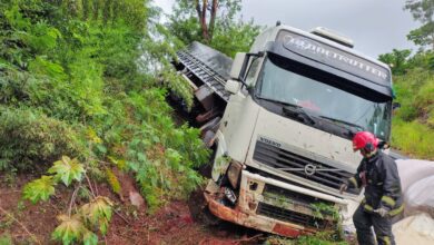 Fotos de Acidente entre carro e carreta é registrado em contorno na região de Maringá; carreta cai em ribanceira