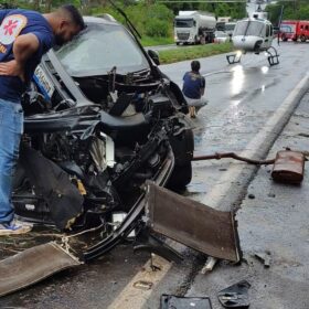 Fotos de Acidente entre carro e carreta é registrado em contorno na região de Maringá; carreta cai em ribanceira
