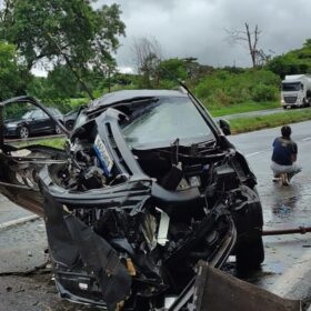 Fotos de Acidente entre carro e carreta é registrado em contorno na região de Maringá; carreta cai em ribanceira