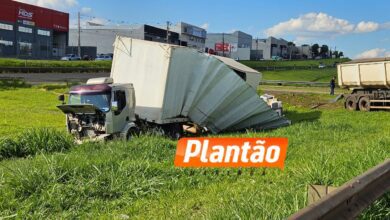 Fotos de Acidente entre duas carretas interdita trecho do Contorno Norte em Maringá