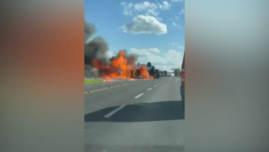 Fotos de Caminhão tomba e pega fogo na PR-444, na região de Maringá; veja o vídeo