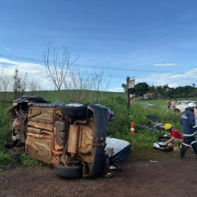 Capotamento na PR-323 deixa duas pessoas feridas na véspera de Natal, na região de Maringá Foto 2 Fotos de Capotamento na PR-323 deixa duas pessoas feridas na véspera de Natal, na região de Maringá