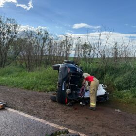 Capotamento na PR-323 deixa duas pessoas feridas na véspera de Natal, na região de Maringá Foto 4 Fotos de Capotamento na PR-323 deixa duas pessoas feridas na véspera de Natal, na região de Maringá