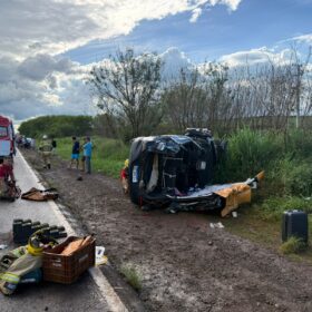 Capotamento na PR-323 deixa duas pessoas feridas na véspera de Natal, na região de Maringá Foto 5 Fotos de Capotamento na PR-323 deixa duas pessoas feridas na véspera de Natal, na região de Maringá
