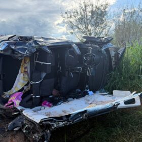 Capotamento na PR-323 deixa duas pessoas feridas na véspera de Natal, na região de Maringá Foto 7 Fotos de Capotamento na PR-323 deixa duas pessoas feridas na véspera de Natal, na região de Maringá
