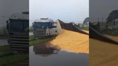 Fotos de Carreta carregada com milho tomba após acidente envolvendo ao menos três veículos na BR-376, em Maringá; vídeo