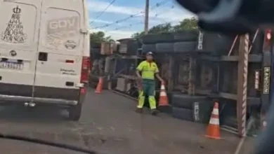 Fotos de Carreta carregada de madeira tomba próximo à BR-376 em Maringá