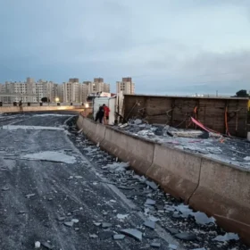 Fotos de Carreta tomba no Contorno Norte de Maringá e interdita pista