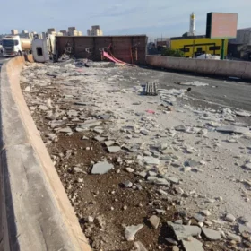 Fotos de Carreta tomba no Contorno Norte de Maringá e interdita pista