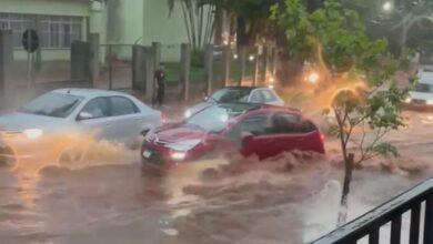 Fotos de Chuva forte quase arrasta uma moto e um carro em cruzamento da Avenida Guaiapó, em Maringá