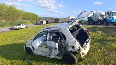 Fotos de Falha no volante faz caminhão capotar, atingir carro e deixar três feridos na região de Maringá; imagens impressionantes
