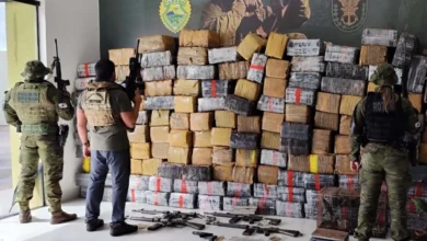 Fotos de Mais de 3,5 toneladas de maconha e fuzis são apreendidos em operação em Icaraíma