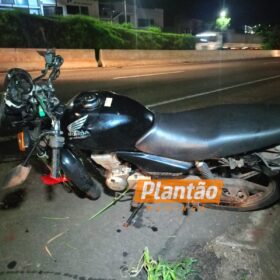 Motociclista fica em estado gravíssimo após cair de aproximadamente oito metros no Contorno Norte de Maringá Foto 2 Fotos de Motociclista fica em estado gravíssimo após cair de aproximadamente oito metros no Contorno Norte de Maringá