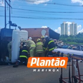 Motorista da coleta seletiva corre risco de perder os movimentos das pernas após caminhão tombar em Maringá Foto 1 Fotos de Motorista da coleta seletiva corre risco de perder os movimentos das pernas após caminhão tombar em Maringá