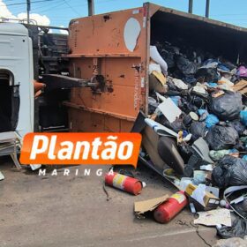Motorista da coleta seletiva corre risco de perder os movimentos das pernas após caminhão tombar em Maringá Foto 5 Fotos de Motorista da coleta seletiva corre risco de perder os movimentos das pernas após caminhão tombar em Maringá