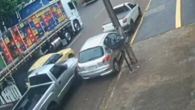 Fotos de Câmera registra acidente envolvendo três veículos na Avenida Colombo, em Maringá