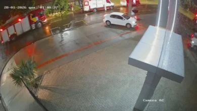 Fotos de Carro atinge árvore com violência na Avenida Guaiapó, deixa adulto e criança feridos em Maringá; vídeo