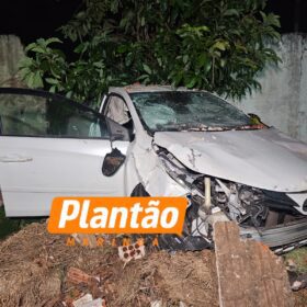 Homem rouba carro, bate contra muro de motel e é preso durante atendimento médico em Maringá Foto 4 Fotos de Homem rouba carro, bate contra muro de motel e é preso durante atendimento médico em Maringá