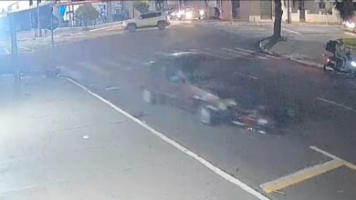 Fotos de Motorista avança sinal, arrasta moto por 50 metros e acaba preso em Sarandi