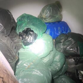 Fotos de Motorista é preso com quase 2 toneladas de maconha escondidas em caminhão de frango vivo na região de Maringá; vídeo