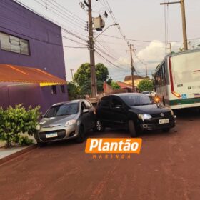 Ônibus colide com carro, arrasta veículo e atinge outro automóvel em Sarandi Foto 2 Fotos de Ônibus colide com carro, arrasta veículo e atinge outro automóvel em Sarandi