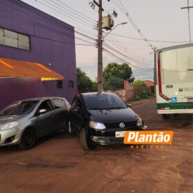 Ônibus colide com carro, arrasta veículo e atinge outro automóvel em Sarandi Foto 1 Fotos de Ônibus colide com carro, arrasta veículo e atinge outro automóvel em Sarandi