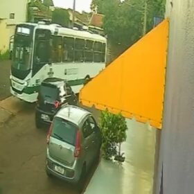 Ônibus colide com carro, arrasta veículo e atinge outro automóvel em Sarandi Foto 6 Fotos de Ônibus colide com carro, arrasta veículo e atinge outro automóvel em Sarandi