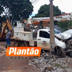 Caminhonete de empresa terceirizada da Copel colide contra poste em Sarandi Foto 3 Fotos de Caminhonete de empresa terceirizada da Copel colide contra poste em Sarandi