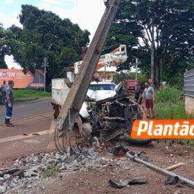 Caminhonete de empresa terceirizada da Copel colide contra poste em Sarandi Foto 1 Fotos de Caminhonete de empresa terceirizada da Copel colide contra poste em Sarandi