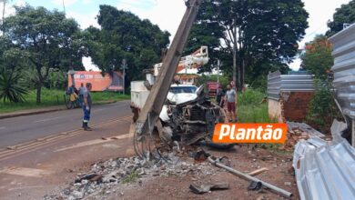 Fotos de Caminhonete de empresa terceirizada da Copel colide contra poste em Sarandi