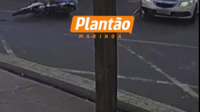Fotos de Câmera registra colisão entre carro e motocicleta em Sarandi