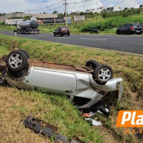 Carro capota, estepe atinge outro veículo e mulher fica ferida entre Maringá e Mandaguaçu Foto 2 Fotos de Carro capota, estepe atinge outro veículo e mulher fica ferida entre Maringá e Mandaguaçu