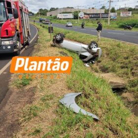 Carro capota, estepe atinge outro veículo e mulher fica ferida entre Maringá e Mandaguaçu Foto 3 Fotos de Carro capota, estepe atinge outro veículo e mulher fica ferida entre Maringá e Mandaguaçu
