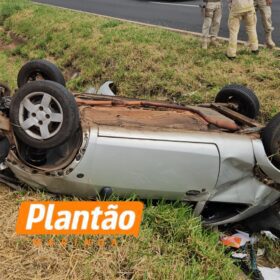 Carro capota, estepe atinge outro veículo e mulher fica ferida entre Maringá e Mandaguaçu Foto 4 Fotos de Carro capota, estepe atinge outro veículo e mulher fica ferida entre Maringá e Mandaguaçu